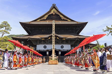 もっと知りたい 善光寺（ぜんこうじ） （善光寺 本堂で祝う七五三 ～着物でご祈願&七五三写真撮影～ ）｜善光寺（ぜんこうじ）は、長野県長野市元善町にある無宗派の単立仏教寺院。住職は「大勧進貫主」と「大本願上人」の両名が務める。本尊は日本最古と伝わる一光三尊阿弥陀如来（善光寺如来）で、絶対秘仏である[2]（開帳は前立本尊で行う[3]）。本尊の善光寺如来は由緒ある像として権威の象徴とも見なされ、戦国時代には大名がこぞって自領（本拠地）に善光寺如来を遷座させ、各地を転々とした。昔から多くの人々が日本中から善光寺を目指して参詣し、「一生に一度は参れ善光寺」と言われた。｜2024年10月5日(土)～ 善光寺 本堂～国宝 善光寺本堂で祝う七五三｜年間ご利用者数2万人を超えるスタジオシャレニーの凄腕カメラマンが素敵な写真を撮影します！七五三着物ﾚﾝﾀﾙ1拍2日、着付、ヘアメイク、七五三のご祈願、七五三写真撮影、お写真、データがセットのお得な内容に！