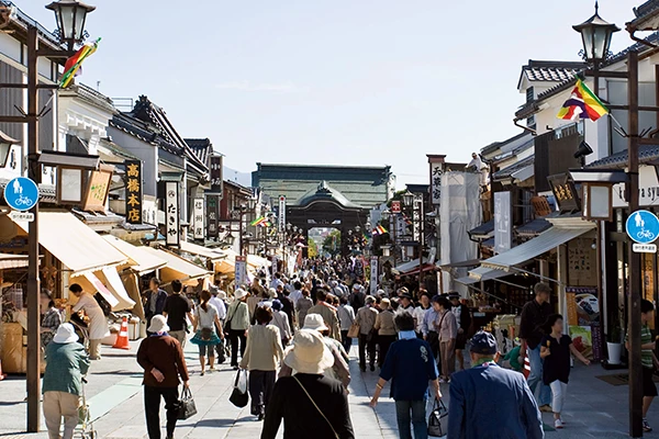 善光寺 MAP 8番 仲見世通り｜石畳の両脇に商店が並ぶ通りです。食事やお土産の購入などが出来ます。この通りから本堂へ続く石畳はおよそ7,777枚あると言われ、善光寺の見どころの一つになっています。仲見世通りを北に進むと、源頼朝が乗った馬が蹄を穴に挟んでしまったと言われる駒返橋【こまがえりばし】が見えてきます。