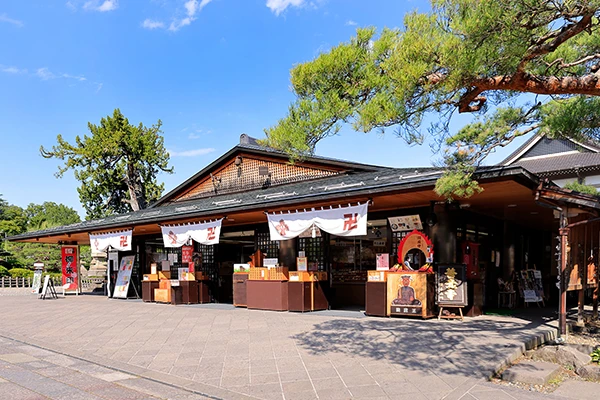 善光寺 MAP 10番 授与品所 ｜境内の東側には御守、お札、おみくじを頒布しお授けする授与品所があります。