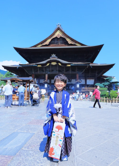 善光寺 本堂で祝う七五三 ～着物でご祈願&七五三写真撮影～ イメージ画像04｜長野県長野市にある善光寺にて5歳男の子の七五三写真撮影｜2024年10月5日(土)～ 善光寺 本堂～国宝 善光寺本堂で祝う七五三｜年間ご利用者数2万人を超えるスタジオシャレニーの凄腕カメラマンが素敵な写真を撮影します！七五三着物ﾚﾝﾀﾙ1拍2日、着付、ヘアメイク、七五三のご祈願、七五三写真撮影、お写真、データがセットのお得な内容に！