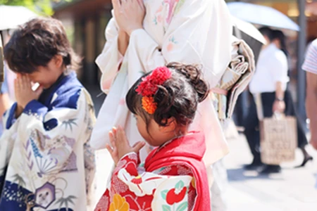 "もっと知りたい 祈願（きがん） （善光寺 本堂で祝う七五三 ～着物でご祈願&七五三写真撮影～ ）｜必ずしなければいけないものではなく、心を込めて参拝するだけでも十分です。 神社やお寺でのご祈願(祈祷)を受けることで、より丁寧な参拝の形となり、さらなるご加護をお願いすることができます。﻿｜2024年10月5日(土)～ 善光寺 本堂～国宝 善光寺本堂で祝う七五三｜年間ご利用者数2万人を超えるスタジオシャレニーの凄腕カメラマンが素敵な写真を撮影します！七五三着物ﾚﾝﾀﾙ1拍2日、着付、ヘアメイク、七五三のご祈願、七五三写真撮影、お写真、データがセットのお得な内容に！"