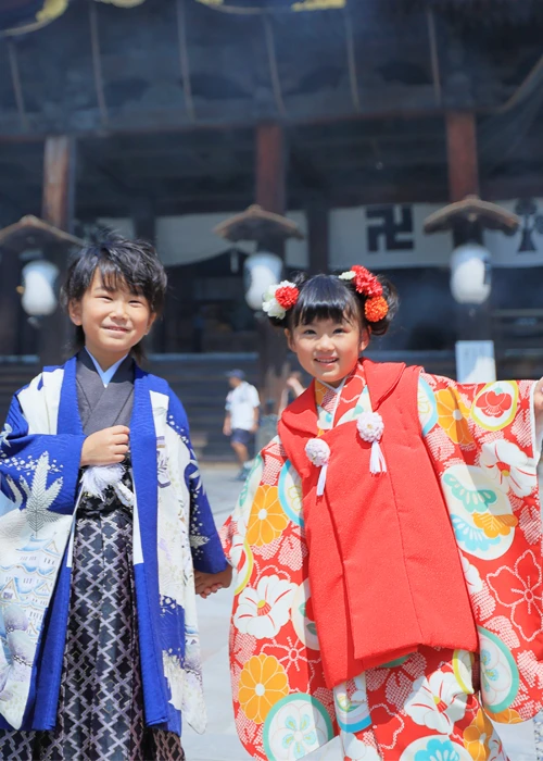 善光寺 本堂で祝う七五三 ～着物でご祈願&七五三写真撮影～ イメージ画像03｜長野県長野市にある善光寺にて善光寺本堂前 姉弟で七五三写真撮影｜2024年10月5日(土)～ 善光寺 本堂～国宝 善光寺本堂で祝う七五三｜年間ご利用者数2万人を超えるスタジオシャレニーの凄腕カメラマンが素敵な写真を撮影します！七五三着物ﾚﾝﾀﾙ1拍2日、着付、ヘアメイク、七五三のご祈願、七五三写真撮影、お写真、データがセットのお得な内容に！